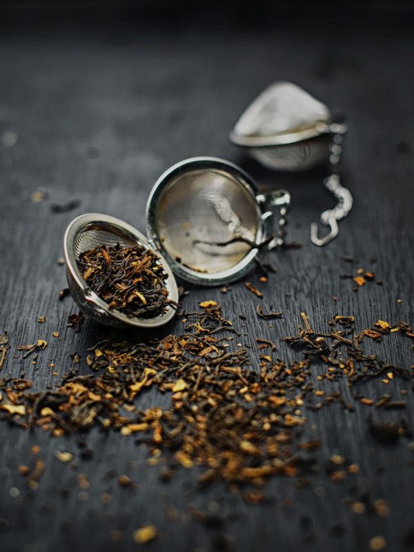 泛黄纸页上钢笔书写的婚恋故事，旁边是两杯茶，午后斜阳透过百叶窗